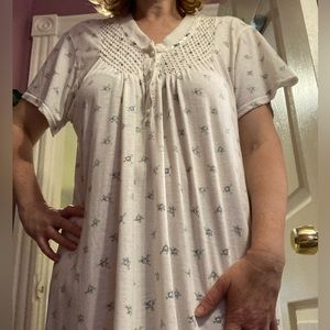 Vintage Vanity Fair Nightgown - White with Blue Roses - Size Medium (?)